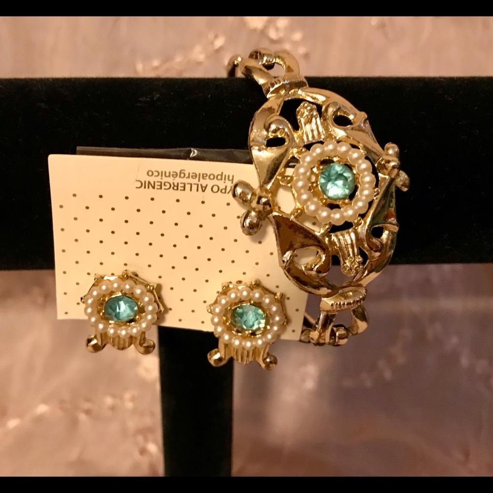 📍🚨LAST CALL 🚨📍🚨 
Vintage- Gold & Pearl Clip Earrings Matching Bracelet